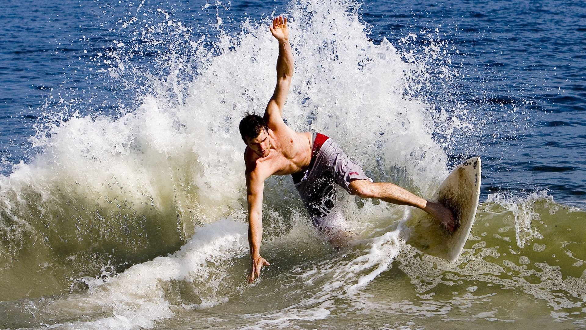 德甲：沙尔克1-3败给奥格斯堡，防线频频失误，沙尔克拿过德甲冠军吗