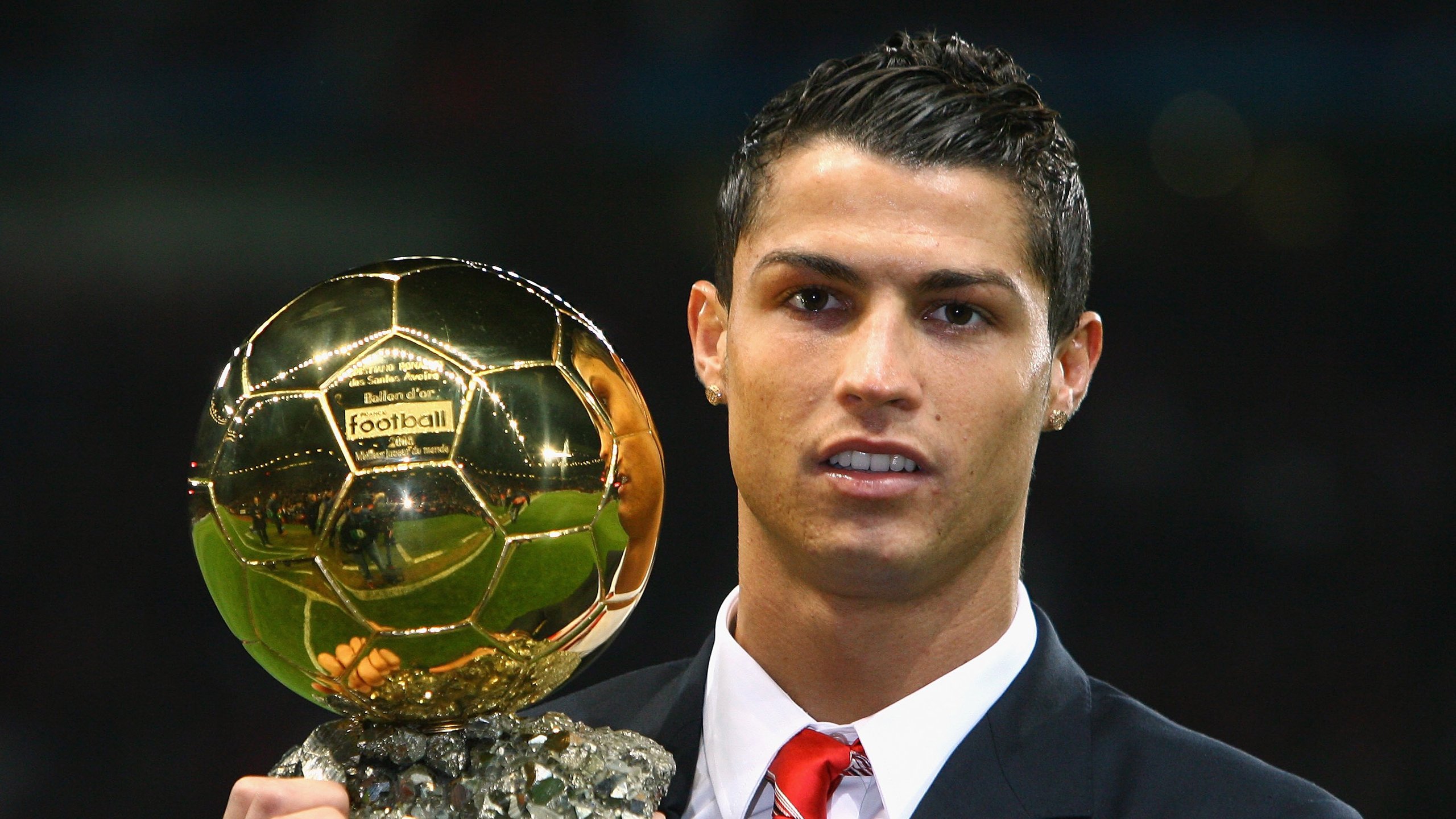 意大利骑手格里高利·瓦特莱特在2024年国际马术联合会障碍赛世界巡回赛中以“Maximus”马匹获得个人第五名，展现坚韧精神。